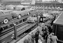 841522 Afbeelding van de stand van de N.S. met goederenmaterieel tijdens de Voorjaarsbeurs op het buitenterrein aan de ...